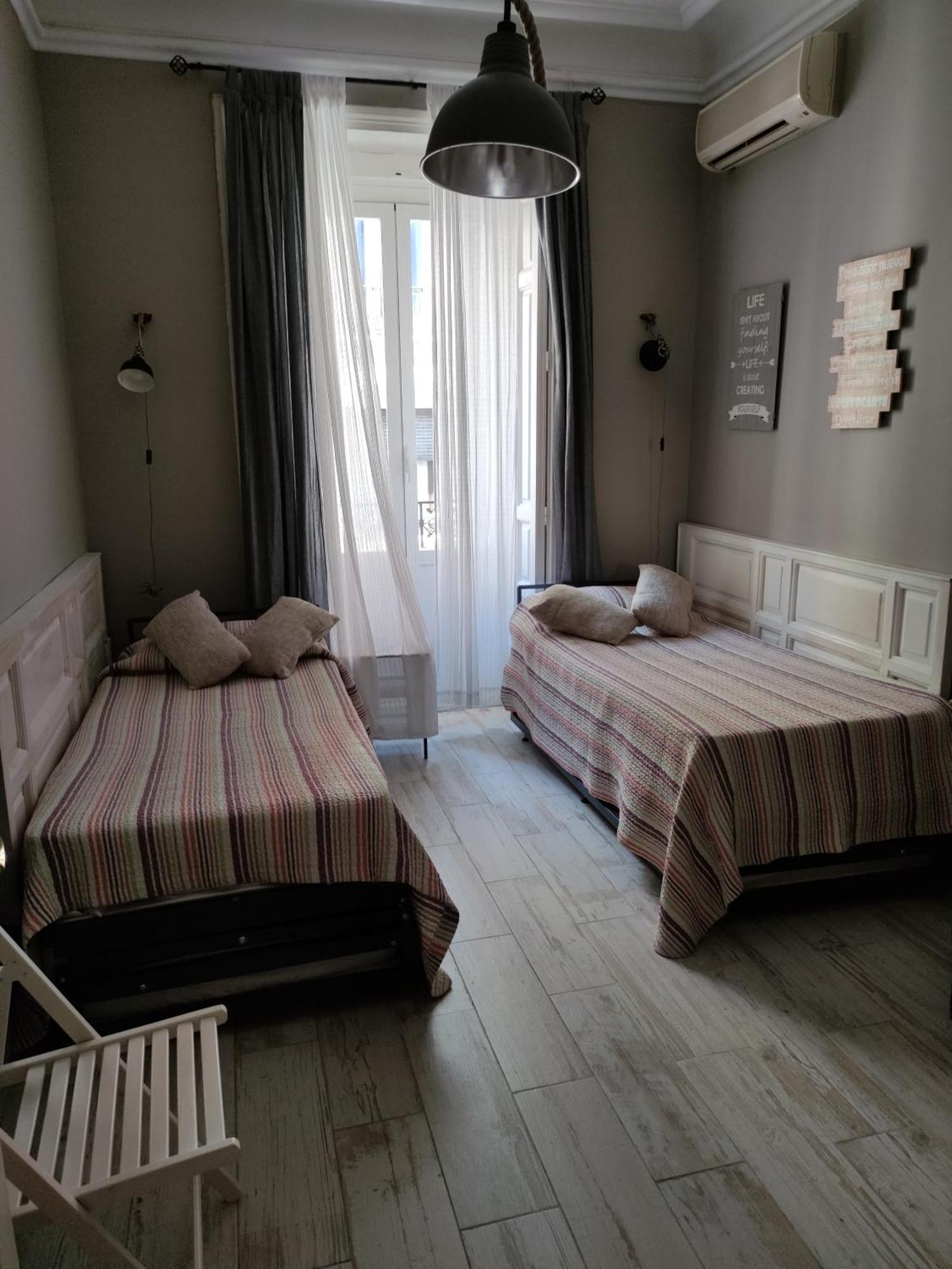 Hostal Hispalense Мадрид Екстериор снимка