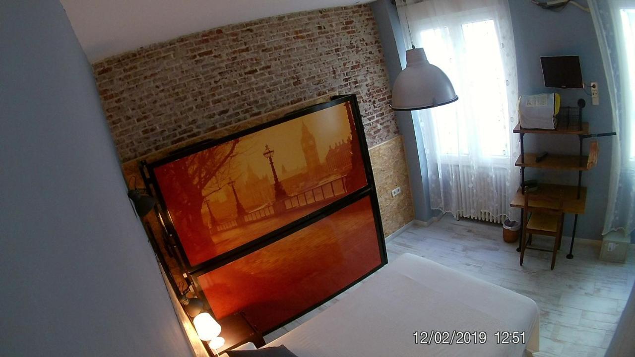 Hostal Hispalense Мадрид Екстериор снимка